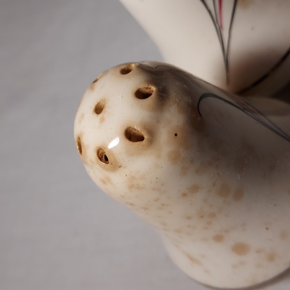 Vintage Salt and Pepper Sets Flower Design Gold Bottom Trim - Picture 4 of 8